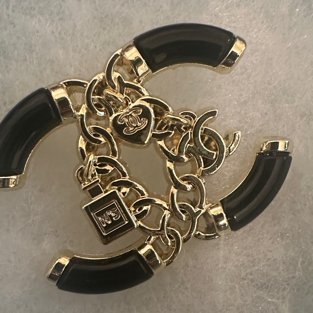 Elegant Black and Gold Chain Link Brooch